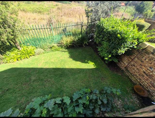 2 BEDROOM TOWNHOUSE FOR SALE IN WILGEHEUWEL